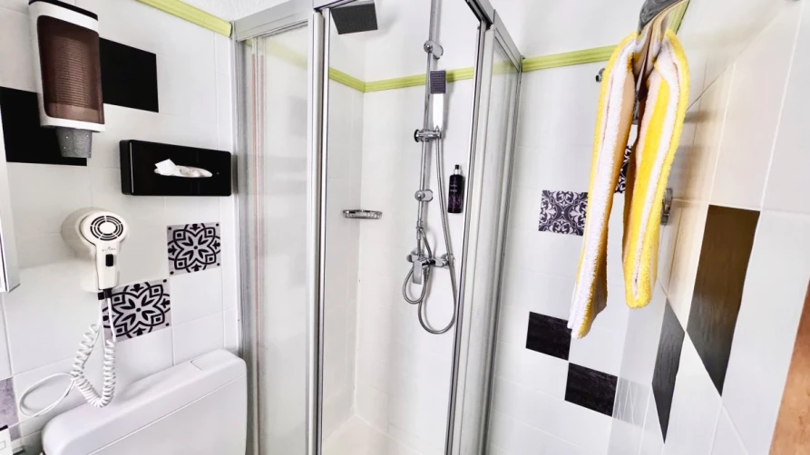 Modernisiertes Badezimmer mit Regendusche