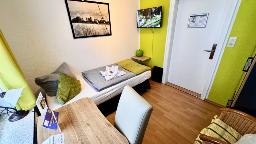 Helles Einzelzimmer mit Blick ins Grüne im Hotel Paidion