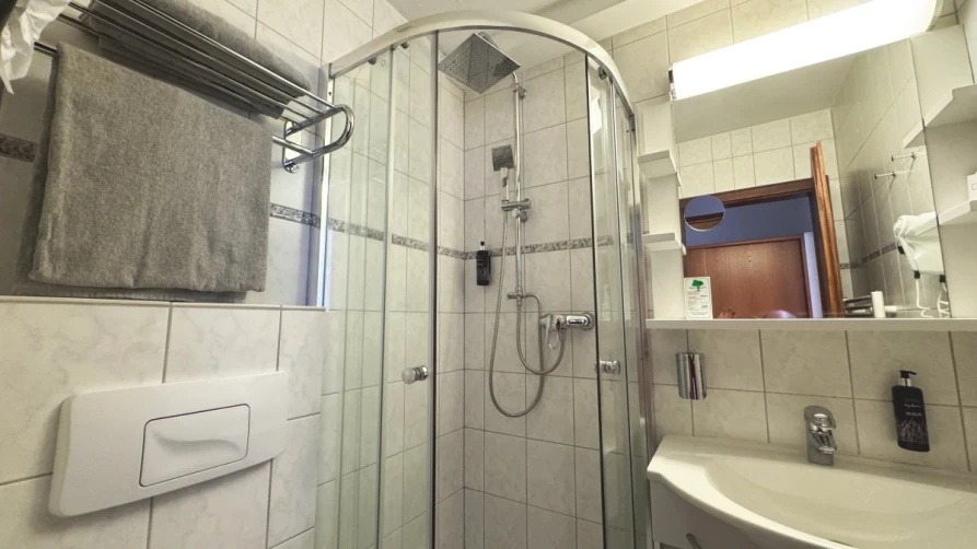 Stimmungsvolles Ambiente im Doppelzimmer mit Gartenblick