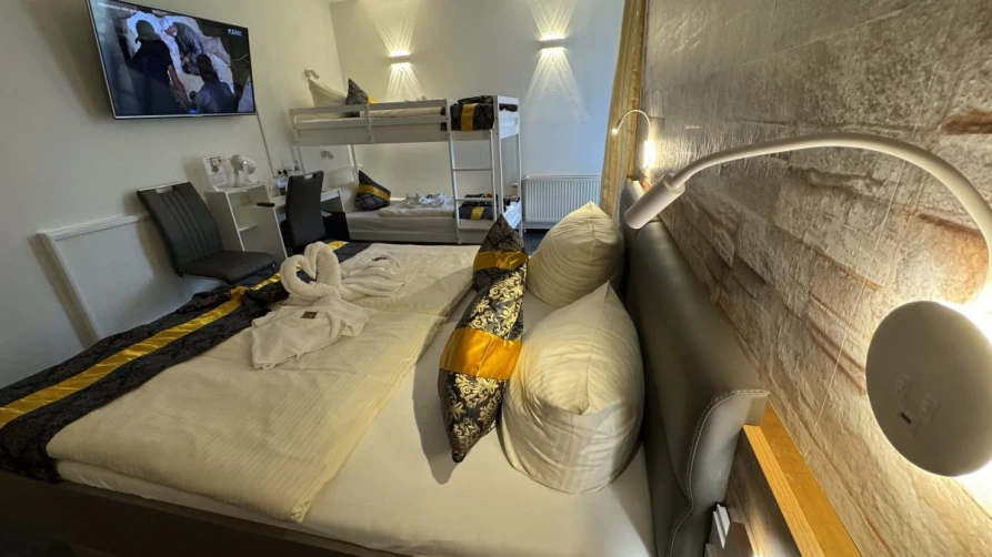 Mehrbettzimmer im Hotel Paidion mit viel Platz für Eltern und Kinder