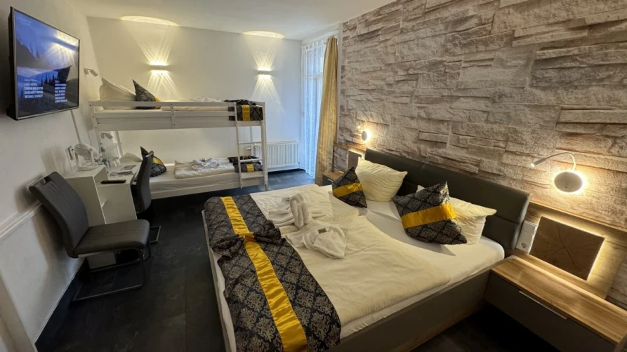 Großer Flat Screen im Familienzimmer – ideal nach dem Poolbesuch